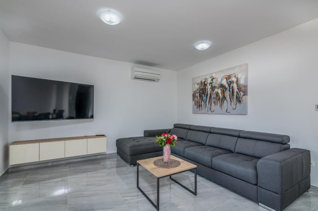 מאלינסקה Apartments Elle Luxury Vantacici מראה חיצוני תמונה